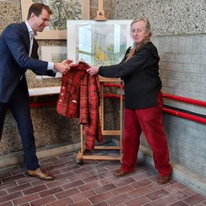 2021 anneloes groot ontvangt stadsspeld gemeent den haag wethoude hilbert bredemeijer foto carlos martinez van andel 